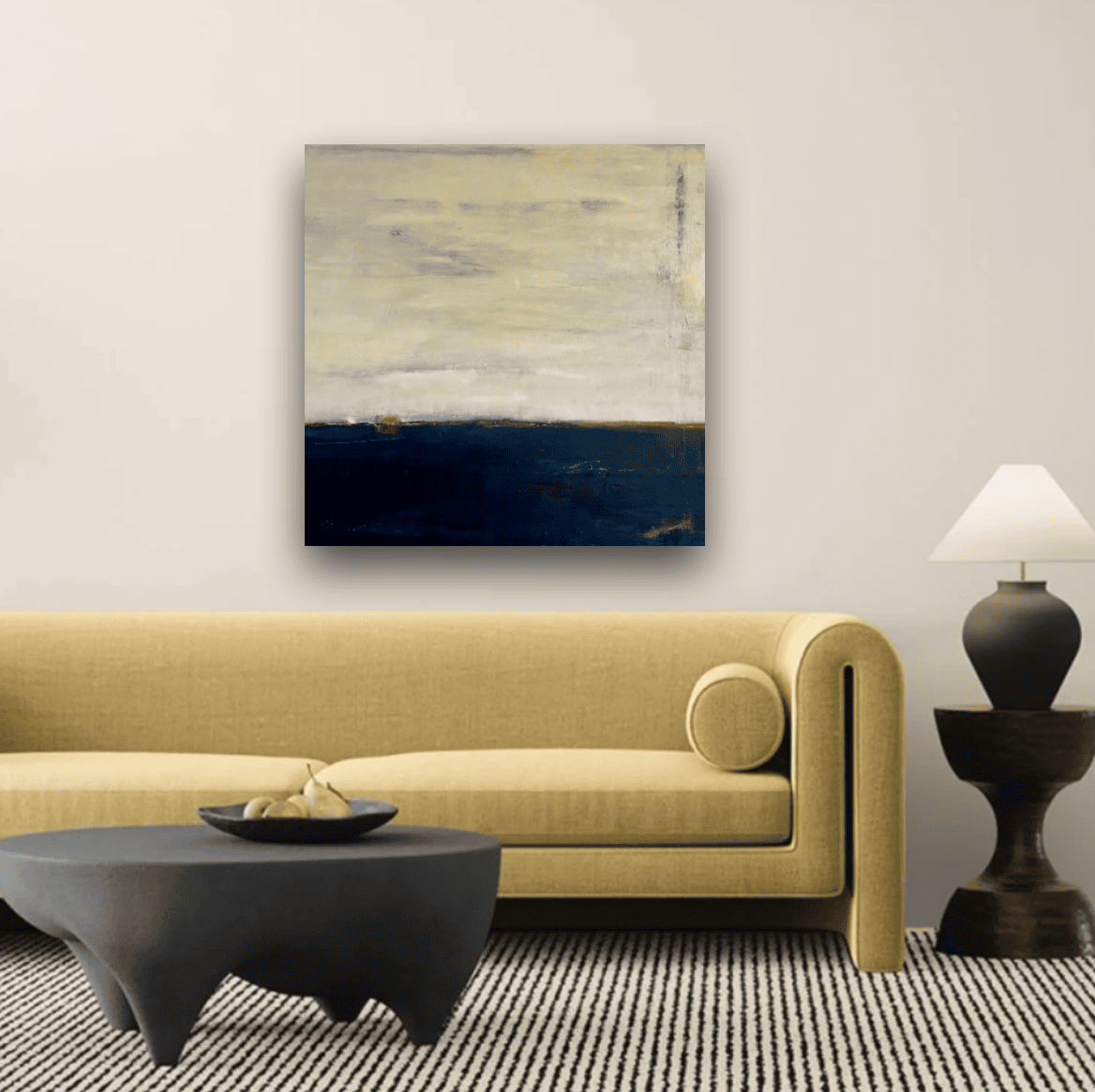 Moderne abstrakte Kunst im Wohnzimmer, Christiane Pieper, zeitgenössische Malerei, stilvolle Wohnraumdekoration, elegante Inneneinrichtung.