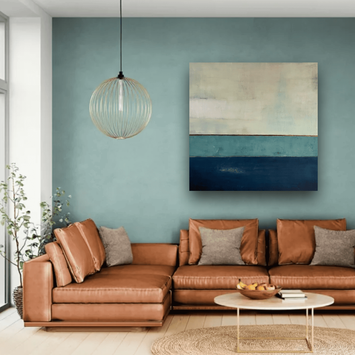 Moderner Wohnraum mit gemütlicher Couch und abstraktem Wandkunstwerk.