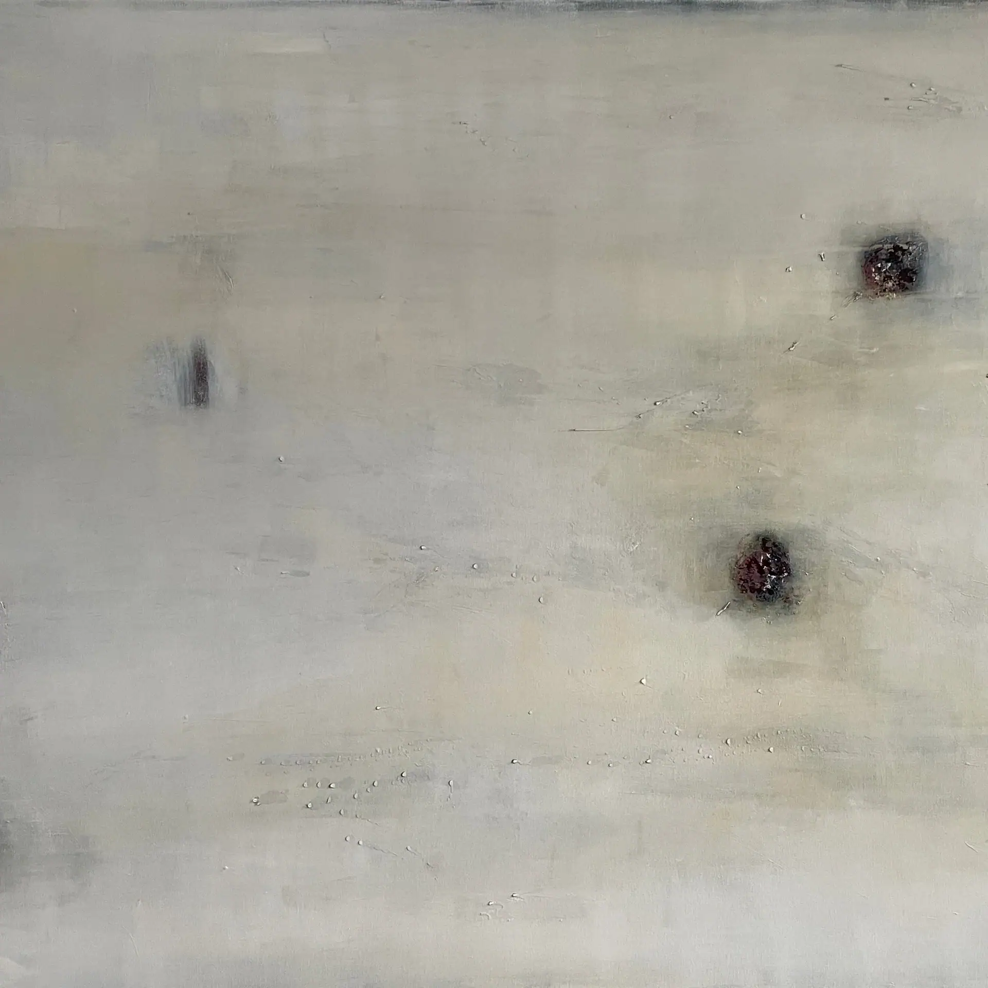 Holzoberfläche mit Nägeln und rustikalem Finish, handgefertigtes Design für kreative Dekorationen.