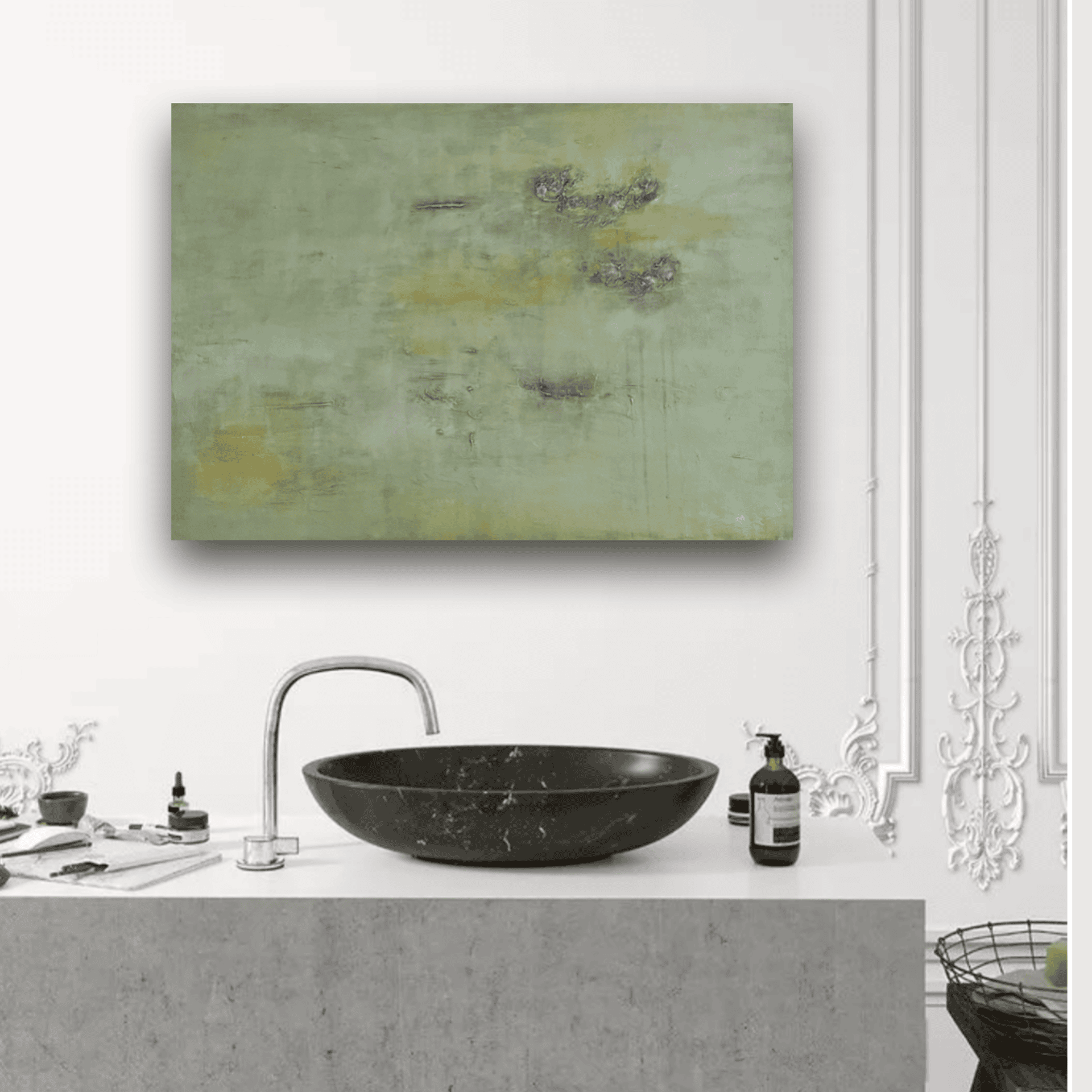 Ruhiges, modernes Badezimmer mit schwarzer Waschtischschale und minimalistischer Gestaltung.