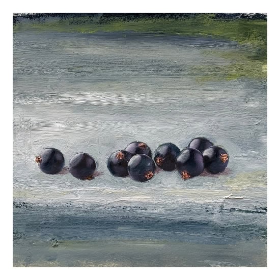 Naturgemäße schwarze Beeren auf einem Holzuntergrund, stilllebenartige Darstellung.